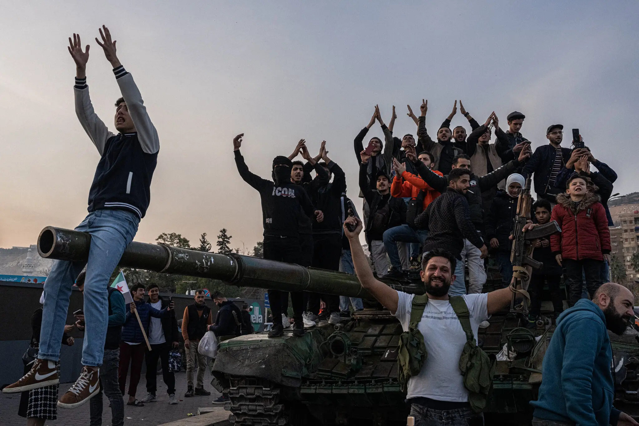 Тисячі сирійців святкували в центрі Дамаска в понеділок.